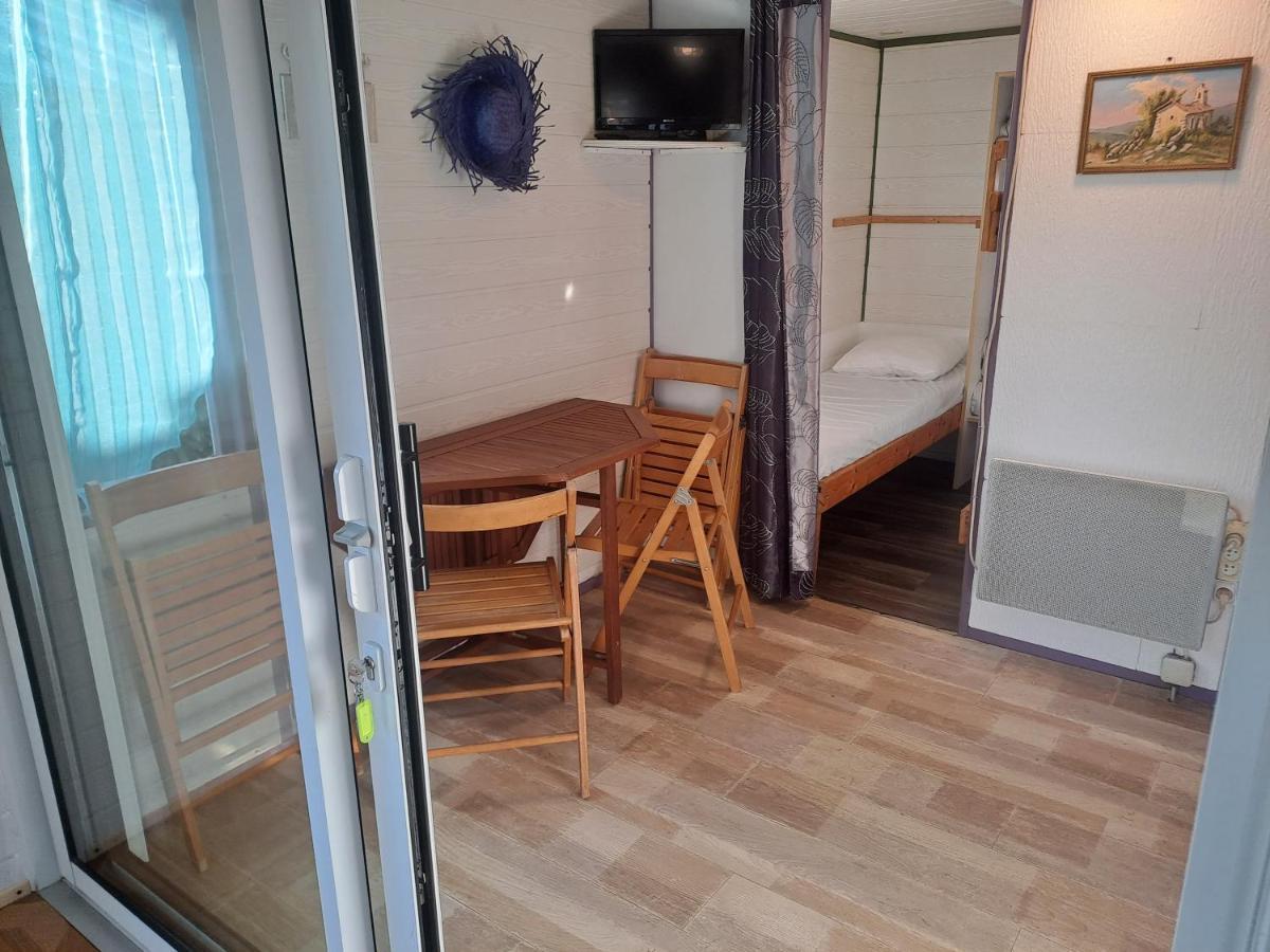Chalet Pour 5 Personnes Equipe Sur Emplacement Privatif Dans Camping 4 Etoiles Appartenant Et Gere Par Un Particulier Hotel Foix Luaran gambar