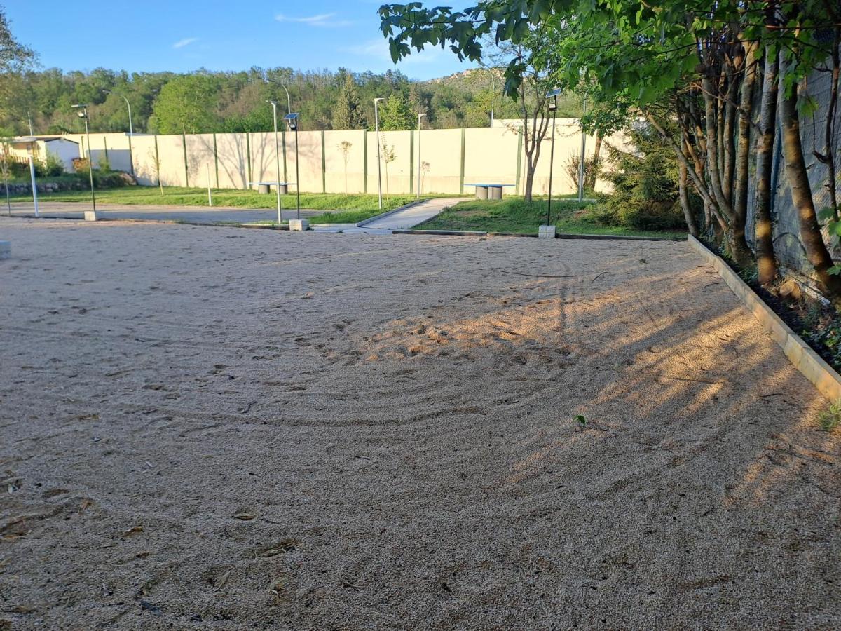 Chalet Pour 5 Personnes Equipe Sur Emplacement Privatif Dans Camping 4 Etoiles Appartenant Et Gere Par Un Particulier Hotel Foix Luaran gambar