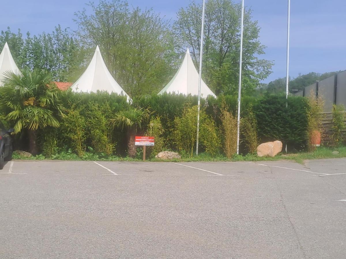Chalet Pour 5 Personnes Equipe Sur Emplacement Privatif Dans Camping 4 Etoiles Appartenant Et Gere Par Un Particulier Hotel Foix Luaran gambar